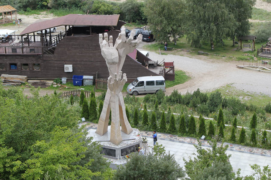 Памятник у шахты Анна