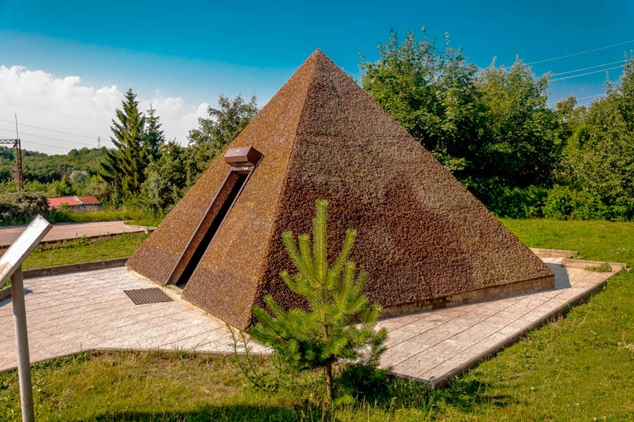 Янтарная пирамида