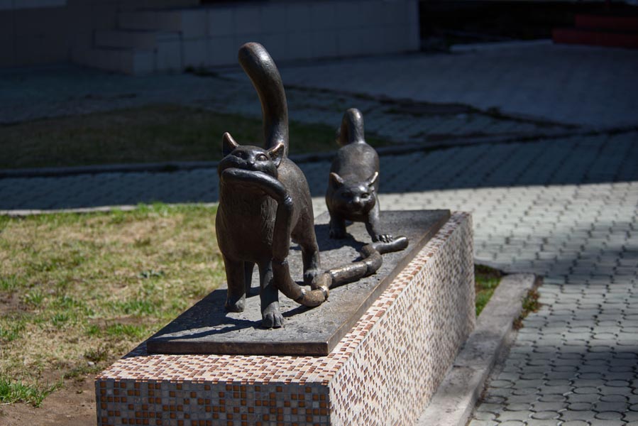 Памятник котам, ворующим сосиски