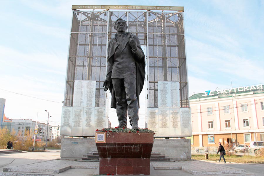Памятник П. Ойунскому