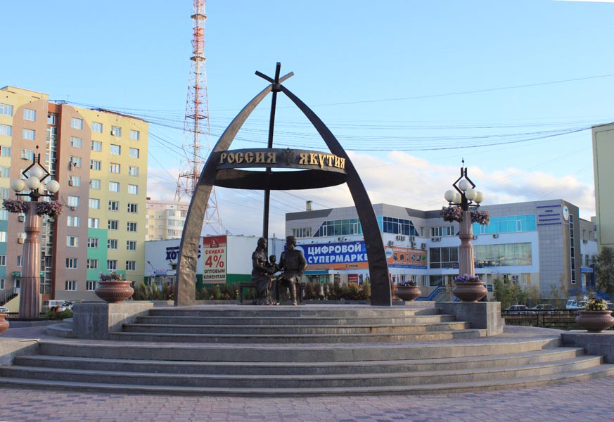 Памятник С. Дежневу и Абакаяде