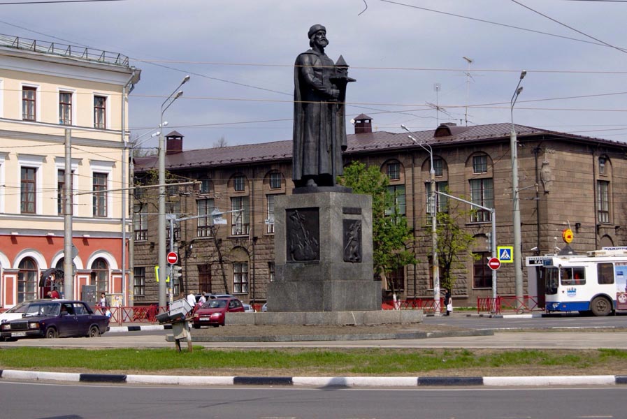 Памятник Ярославу