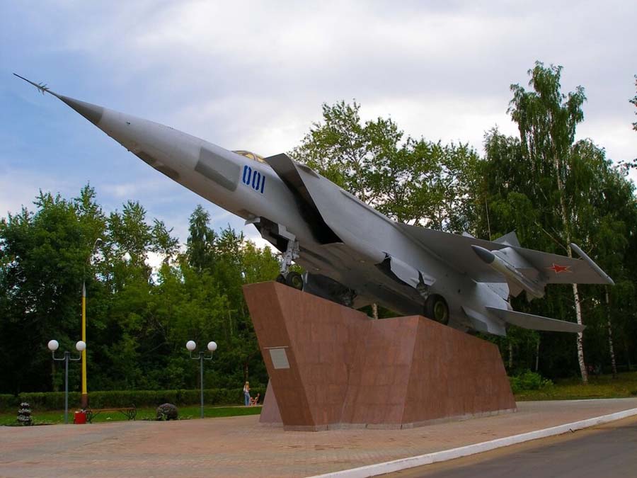 Памятник самолету МИГ-25