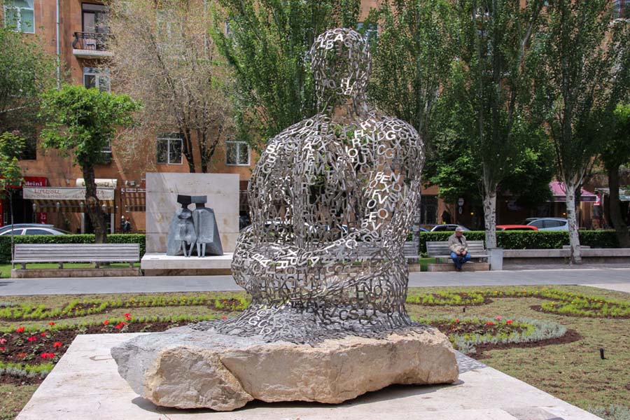 Скульптура «Человек из букв»