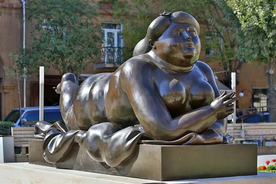 Скульптура «Курящая женщина»