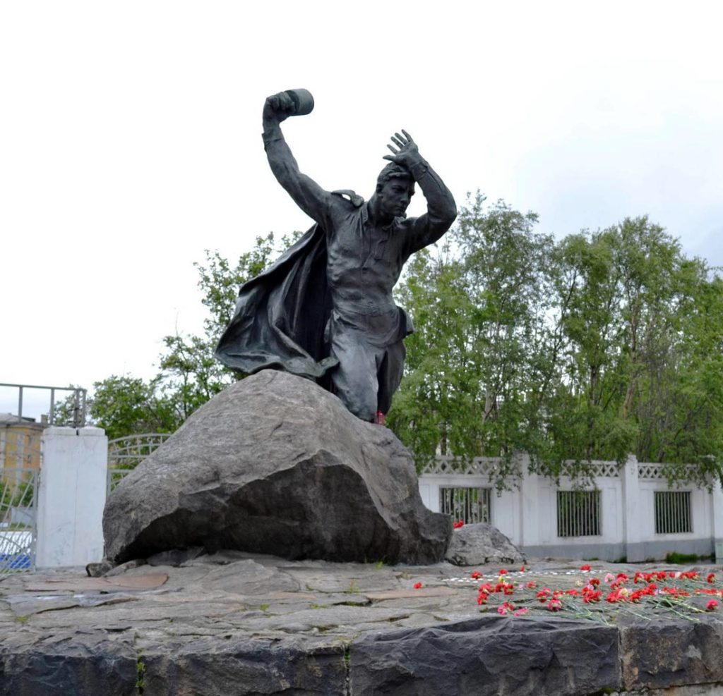 Памятник Анатолию Бредову и Никите Ашуркову