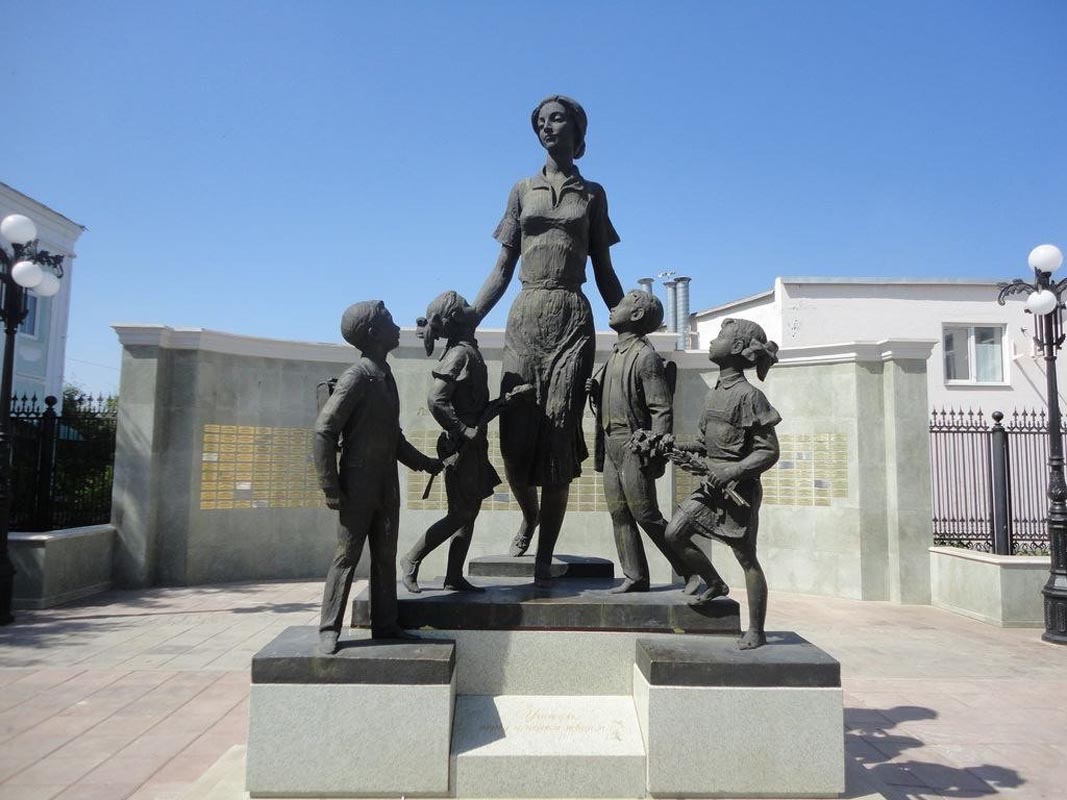 Памятник учителю в Оренбурге